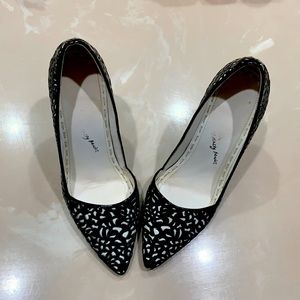 Alice and Olivia “Dina” Pump